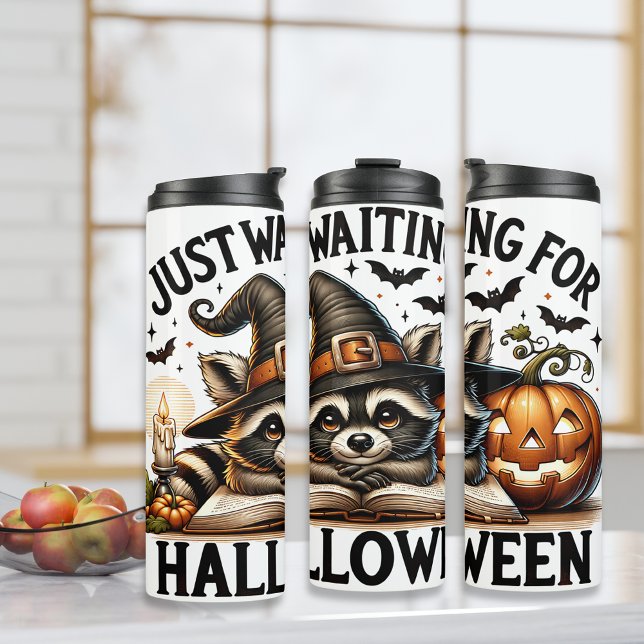 Garrafa Térmica Só esperando a bruxa Salem do Halloween Raccoon (Just waiting for Halloween Raccoon Salem Witch Thermal Tumbler)