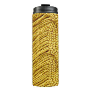 Garrafa Térmica Suéter Amarelo Cozy: Fundo Texturizado