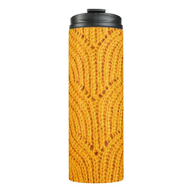 Garrafa Térmica Suéter de malha laranja, fundo texturizado. (Frente)