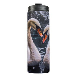 Garrafa Térmica Swans Românticos em uma Terra Maravilha de inverno