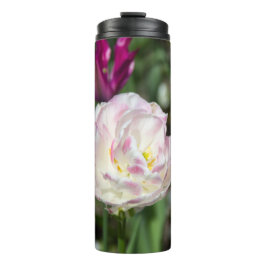 Garrafa Térmica Tulipas rosa brilhante em um dia ensolarado