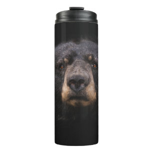 GARRAFA TÉRMICA  URSO NEGRO NA BANCADA DE ÁRVORE DE MADEIRA MARCAD
