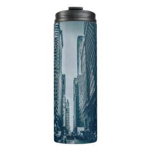 GARRAFA TÉRMICA  VEÍCULOS RODOVIÁRIOS ENTRE EDIFÍCIOS EM FOTÓGR