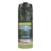 Vista de um lago pequeno da cidade