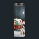 Garrafa Térmica Winter Havanese Caravan Christmas Adventure<br><div class="desc">Adotar a magia de uma noite de inverno nevada enquanto uma caravana desliza graciosamente através da paisagem iluminada pela lua. A beleza serena da neve escutadora e o brilho encantador da lua criam uma cena cativante,  prometendo uma aventura inesquecível de Natal cheia de calor,  alegria e memórias queridas.</div>