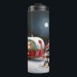 Garrafa Térmica Winter Schnauzer Caravan Christmas Adventure<br><div class="desc">Adotar a magia de uma noite de inverno nevada enquanto uma caravana desliza graciosamente através da paisagem iluminada pela lua. A beleza serena da neve escutadora e o brilho encantador da lua criam uma cena cativante,  prometendo uma aventura inesquecível de Natal cheia de calor,  alegria e memórias queridas.</div>