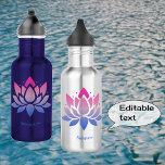 Garrafa Texto personalizado cor-de-rosa azul de flor de Lo<br><div class="desc">O design floral nesta garrafa de água apresenta duas grandes flores de lótus azul-rosa; cada uma tem uma legenda editável separadamente para a personalização do seu texto personalizado. Ou você pode usar as ideias de TRANQUILIDADE DE SERENIDADE mostradas. (Edite este texto para o seu próprio texto preferido).</div>