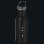 Garrafa Texto vertical do serif personalizado preto mínimo<br><div class="desc">Um mínimo de preto e branco personalizado serif personalizado texto com nome vertical ou monograma,  uma garrafa de água simples e elegante de aço inoxidável. Texto branco totalmente personalizável,  fundo preto,  disponível em diferentes tamanhos e cores.</div>