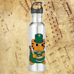 Garrafa Tiger Marching Banda Snare Drum Verde e Dourado<br><div class="desc">Você gosta de tigres? Um tigre giro toca bateria enquanto veste um uniforme de banda verde e dourado.</div>