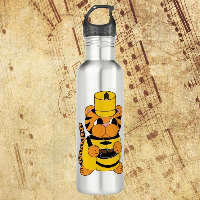 Garrafa Tigres de Banda para marchas amarelo e preto (A water bottle featuring a tiger playing a snare drum in a yellow and black marching band uniform.)