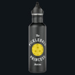 Garrafa Tipografia da diversão em lince da princesa picleb<br><div class="desc">Esta garrafa de água com o tema da bola de picles divertida e moderna mostra a frase "A Princesa Pickleball" com uma bola de picleball. Personalize esta design com seu próprio nome! Todas as cores neste design são totalmente personalizáveis - basta clicar em "editar usando a ferramenta design". A design...</div>