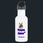 Garrafa Tipografia do Paz e do Amor: Rainbow Hand Peace Si<br><div class="desc">Uma garrafa de água única e personalizada, legal e divertida, com paz e amor, escrita em uma fonte tipográfica de ranhura. A ilustração é um símbolo de paz em forma de mão, dedos erguidos no símbolo clássico v todos feitos em cores do arco-íris. Um pequeno coração de rabisco ao lado...</div>