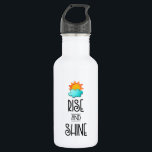 Garrafa Tipografia do Sol e da Nuvem<br><div class="desc">Uma garrafa de água com um design tipográfico fofo. Uma nuvem fofa e um sol laranja elogiam as palavras que dizem: "Rise and Shine" escrito em uma fonte de tendência legal.</div>