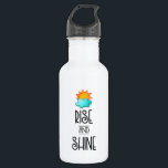 Garrafa Tipografia do Sol e da Nuvem<br><div class="desc">Uma garrafa de água com um design tipográfico fofo. Uma nuvem fofa e um sol laranja elogiam as palavras que dizem: "Rise and Shine" escrito em uma fonte de tendência legal.</div>