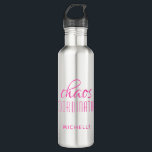 Garrafa Tipografia Rosa Coordenadora do Caos Personalizada<br><div class="desc">Typografia Rosa Coordenadora do Caos A Garrafa de Água Personalizada apresenta um simples design do texto "coordenador do caos" em um roteiro de caligrafia rosa com seu nome personalizado abaixo. Personalize editando o texto na caixa de texto fornecida. Perfeito para aquela mãe ocupada, professor, gerente da equipe de esportes ou...</div>
