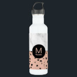Garrafa Trendy Rosa Dourado e Marble com Monograma<br><div class="desc">Chic e na moda, esta garrafa de água personalizada apresenta um padrão de ouro rosa com manchas pretas sobre um padrão de mármore branco. Um quadro preto redondo rodeia o seu monograma e nome. Edite o texto de exemplo com o texto desejado. Este artigo faz um presente maravilhoso para amigos,...</div>
