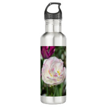 Tulipas cor-de-rosa brilhantes num dia ensolarado