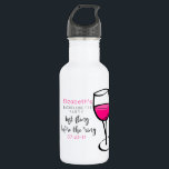 Garrafa Última Piscagem Antes Da Baqueta De Vidro Do Anel<br><div class="desc">Uma garrafa de água para uma festa de solteira. Um copo de vinho legal esboçado em tinta negra grossa. A dentro de vinho que o copo está rosa quente. Cores vivas e brilhantes. Personalize com suas informações de solteira. Último fling antes do anel escrito em uma fonte de tendência legal....</div>