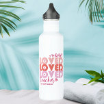 Garrafa Um Professor de Amor Nome Moderno Rosa<br><div class="desc">Um professor de amor, Pink Modern Personalized Name Stainless Steel Water Bottle, apresenta o texto "um professor querido" na tipografia rosa moderna, acentuada com corações amorosos e personalizada com seu nome personalizado. Perfeito para seu professor favorito para apreciação de professores, aniversário, Natal, feriados e muito mais. Projetado pelo Evco Studio...</div>