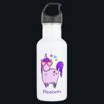 Garrafa Unicórnio Bonito em Óculos Formatados pelo Coração<br><div class="desc">Garrafa de água personalizada com um desenho caprichoso de um unicórnio rosa legal e esfarelo que tem um homem roxo e um conto. Esta criatura fofinha está vestindo óculos de sol em forma de coração e é decorada com pequenas estrelas e um coração.</div>