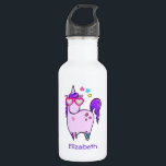 Garrafa Unicórnio Bonito em Óculos Formatados pelo Coração<br><div class="desc">Garrafa de água personalizada com um desenho caprichoso de um unicórnio rosa legal e esfarelo que tem um homem roxo e um conto. Esta criatura fofinha está vestindo óculos de sol em forma de coração e é decorada com pequenas estrelas e um coração.</div>
