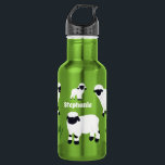 Garrafa Valais Blacknose Sheep Personalizado Farmers<br><div class="desc">Adicione um nome para criar um presente personalizado adorável. Seja um fazendeiro que cria ovelhas ou apenas alguém que ama ovelhas e outros animais de fazenda, eles certamente apreciam as ilustrações de Valais Blacknose Sheep em branco e preto nesta garrafa d'água. Os gráficos são colocados sobre um fundo verde-grama com...</div>