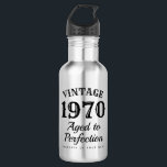 Garrafa Vintage envelhecida à perfeição engraçado 50º aniv<br><div class="desc">Vintage envelheceu até à perfeição. Um presente de garrafa de água de aniversário de 50 anos para homens. Garrafa de água de aço inoxidável com citação engraçada. Boa ideia de presente de aniversário para o melhor pai, pai, tio, avô, padrasto, irmão, amigo, chefe, colega de trabalho, colega, membro da família...</div>
