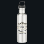 Garrafa Vintage Personalizada Idade para Perfecção Anivers<br><div class="desc">Vintagem de diversão negra e dourada envelhecida à perfeição com ideia de presente de aniversário para adultos para homens,  excelente para qualquer comemoração de aniversário de idade ou outras ocasiões. Personalize com seu próprio texto.</div>