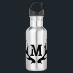 Garrafas de veado monograma de água metálica<br><div class="desc">Trituradores de veados monogramaram garrafas de água metálicas. Vintage acessory com nome personalizado,  letra inicial. Ideia de presente masculina para sobrevivência,  caça,  caçador,  caminhada,  caminhantes,  campismo,  campismo,  esporte,  etc. design de chifres de animais selvagens. Adicione seu próprio texto personalizado.</div>