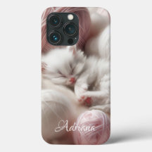 Gatinho branco bonito em bolas personalizadas