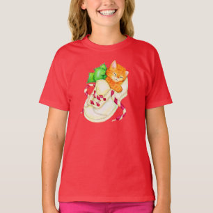 Gatinho do sono no t-shirt do Natal dos calçados