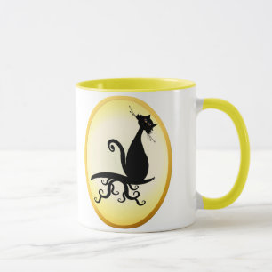 Gatinho preto que olha o canecas ovais