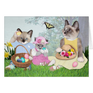 Gatinhos com o cartão de saudação de caça ao ovo n