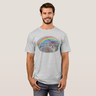 Gatinhos e t-shirt dos arcos-íris