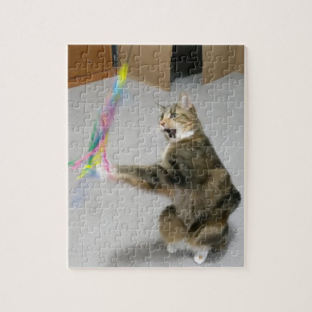 Gato ataca o quebra-cabeça do brinquedo isca (Vertical)