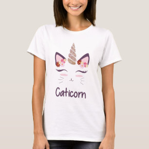 Gato bonito com chifre do unicórnio e t-shirt das