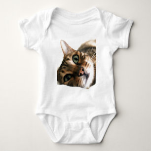 Gato bonito de Bengal que encontra-se no t-shirt