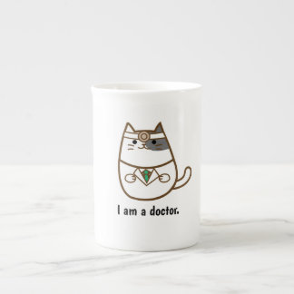 Gato bonito na caneca do uniforme do doutor