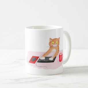 Gato bonito navegando na internet numa caneca de c