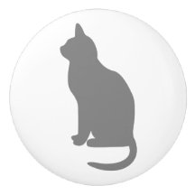 Gato Cinza Sentado Virado para Esquerda