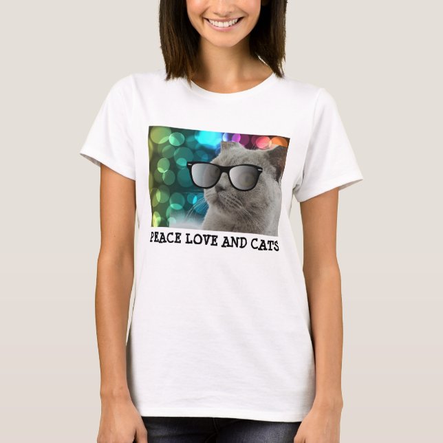 Gato cinzento que veste óculos de sol, t-shirt (Frente)