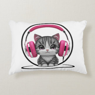Gato com almofada decorativa de fones de ouvido