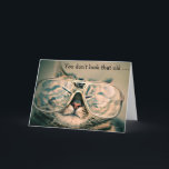 Gato com vidros: Cartão de aniversário engraçado<br><div class="desc">Você não olha que velho - este gato precisa mesmo vidros para ter certeza. Tome este cartão de aniversário engraçado para gato-amantes com humor.</div>