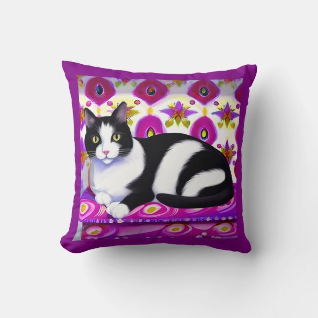 Gato de Tuxedo preto e branco em uma almofada (Frente)