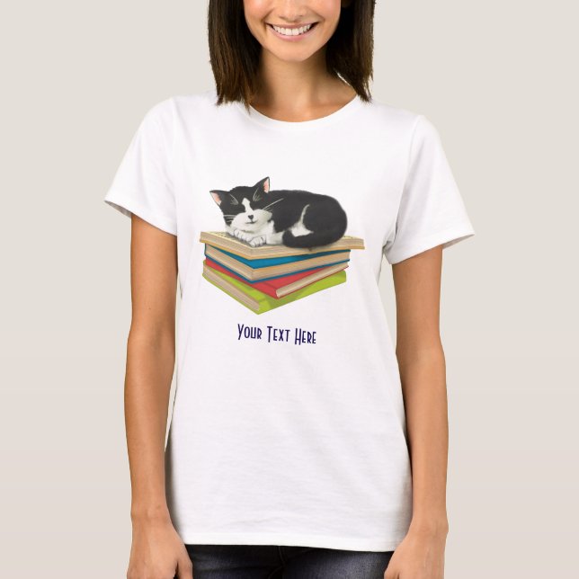 Gato dormindo em camisa de livros (Frente)