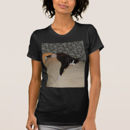 Gato dormindo em cima de Couch Womens Dark T-Shirt