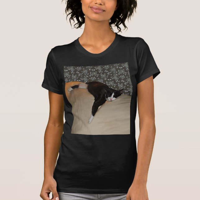 Gato dormindo em cima de Couch Womens Dark T-Shirt (Frente)