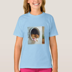 Gato dormindo na camiseta da máquina de lavar