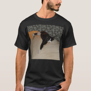 Gato dormindo no topo do sofá, Sente-se de Camisa