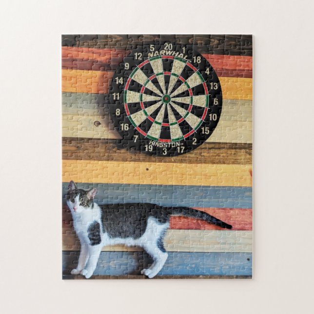 Gato em um Quebra-Cabeça de Tabuleiro de Dardos (Vertical)